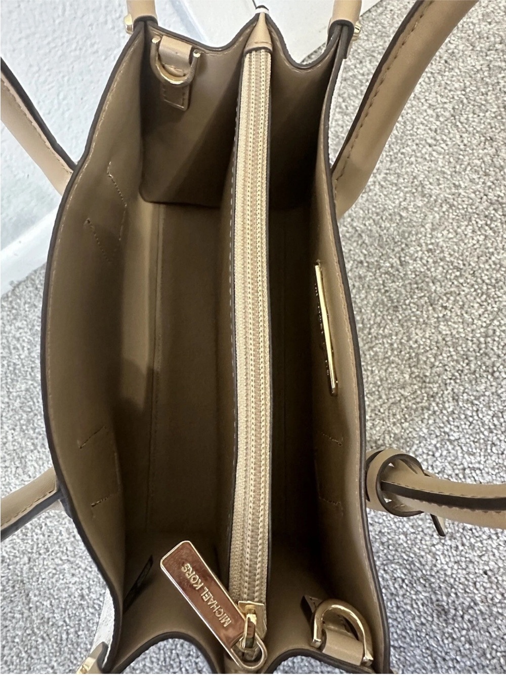 Michael Kors Dillon Small
Saffiano Leather Top Zip Bag
Yellow and Brown Stripes - Picture 7 of 14